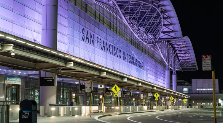 una vista del SFO por fuera del establecimiento.