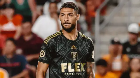 Denis Bouanga gana en estadísticas, pero en carrera Jovic pasó por mejores clubes y ligas
