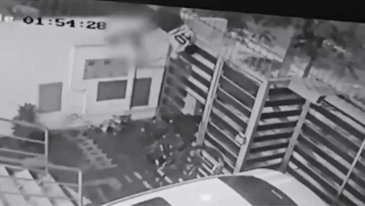 VIDEO: Sujeto intenta robar una casa, pero muere tras clavarse las púas de seguridad