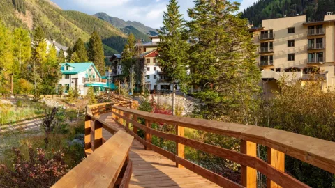 Camino de madera en el valle de esquí de Taos, Nuevo México.
