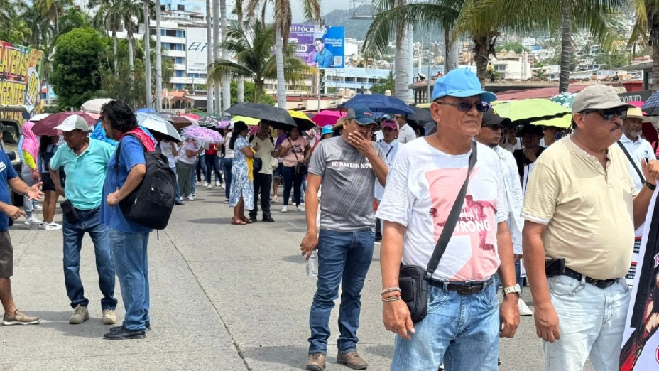 Tráfico vial por marcha de maestros en la Costera Miguel Alemán de Acapulco.jpg