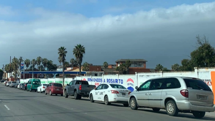 Ante el desabasto de gasolina en Tijuana, se registran largas filas de autos en estaciones de servicio.