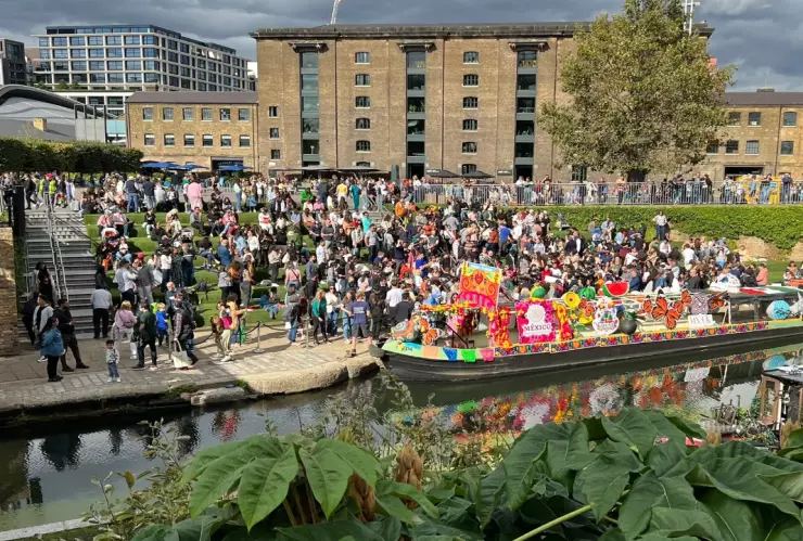 VIDEO-Trajinera-de-Xochimilco-llega-a-los-canales-Londres