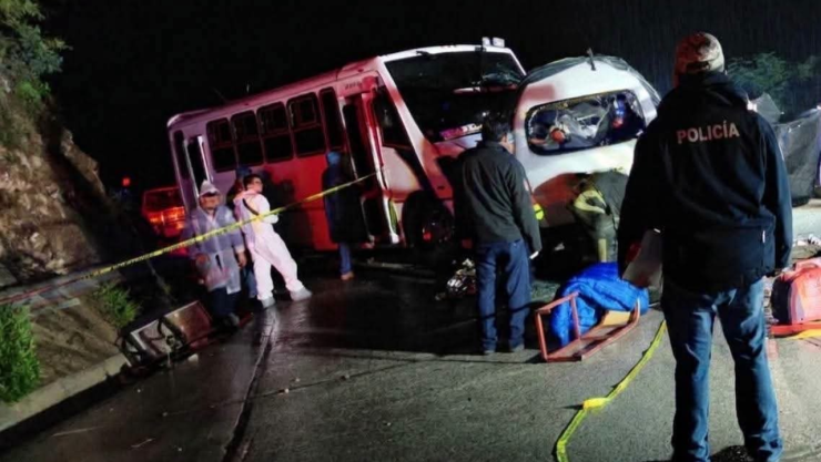 Accidente entre camioneta de turistas y autobús deja cuatro muertos en Grutas de Tolantongo, Hidalgo