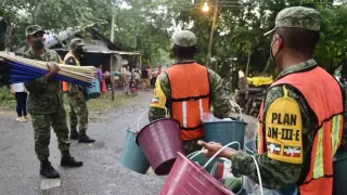 También otorgaron 2 mil 977 consultas médicas, colocaron 87 mil 508 sacos terreros para la contención de los niveles pluviales y se trasladaron vía aérea 810 apoyos para la canasta básica de las familias (aceite vegetal, harina de maíz, pasta para sopa, azúcar, huevo, frijoles enlatados y atún, entre otros).