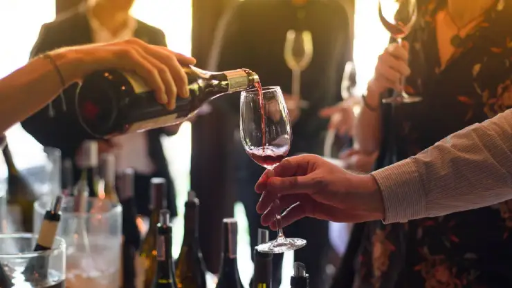 Un grupo de jovenes consumen alcohol