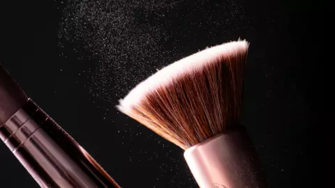 Usar mucho polvo translúcido es un error común de maquillaje