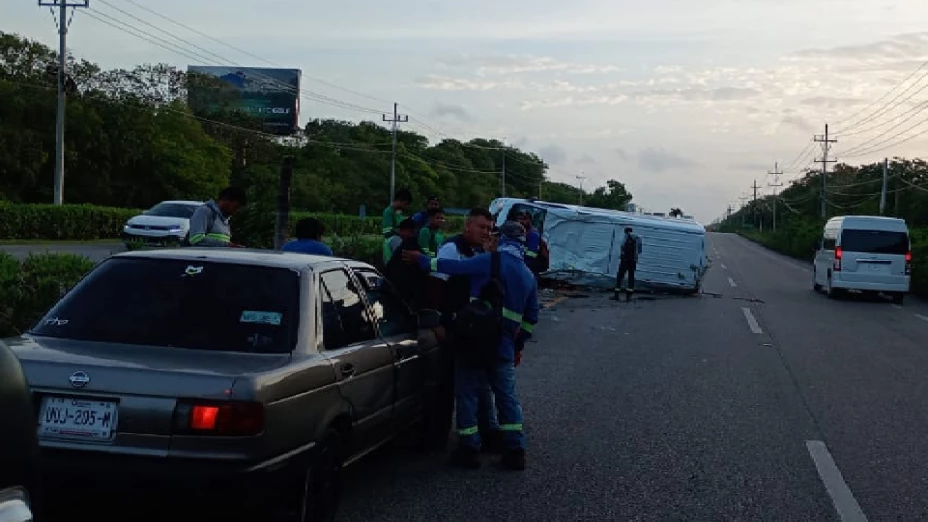 VIDEO: ¡Mañana accidentada! Volcadura de van de pasajeros en carretera federal Tulum–Playa del Carmen