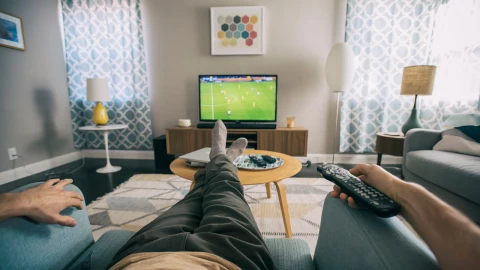 Las personas que necesitan la televisión encendida tienen este tipo de comportamientos