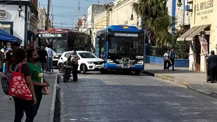 ÚLTIMA HORA_ Fuerte ACCIDENTE entre un auto y un Va y Ven en calles del Centro de Mérida
