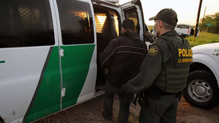 Agentes de la CBP detienen a un hombre en la frontera con México.