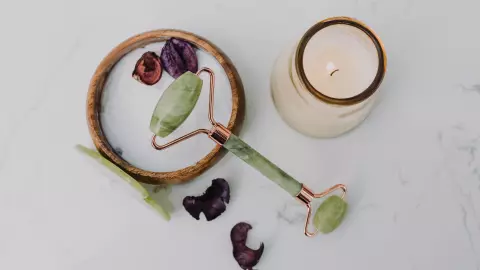 Spa relajante con velas, mascarillas y aromaterapia
