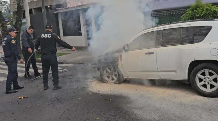 Incendio camioneta en Coyoacán: Controlan las llamas con una manguera
