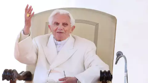 benedicto esta enfermo pide orar papa francisco