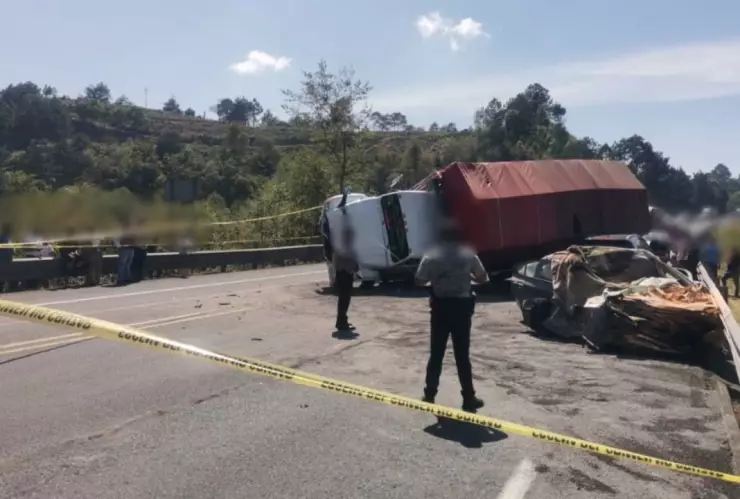 Tras accidente, quedan prensados ocupantes de auto en la autopista Tulancingo-Tihuatlán hoy 15 de abril de 2025