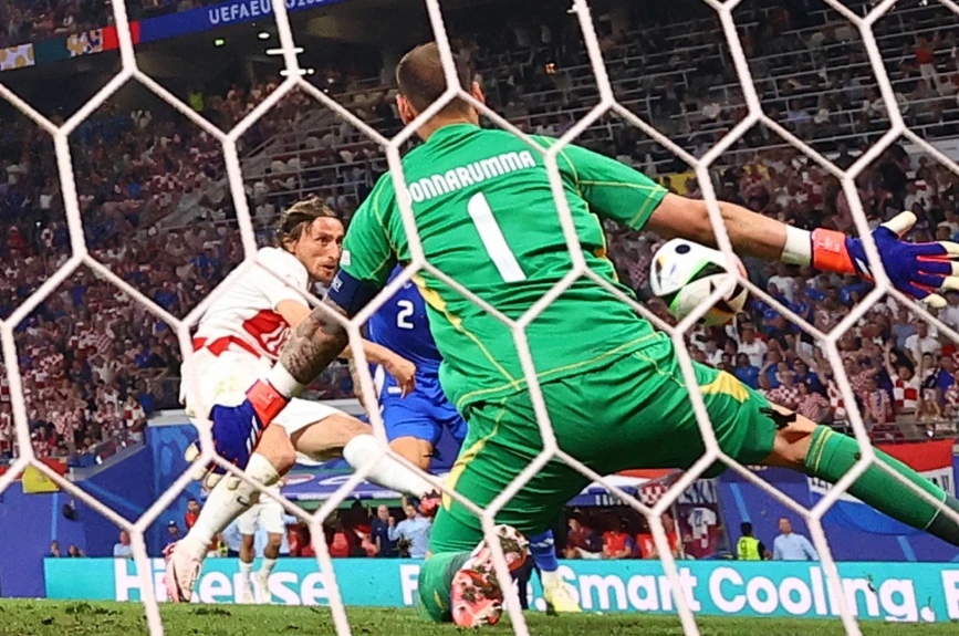 Luka Modric remata para anotar el gol de Croacia