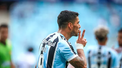 Luis Suárez celebra su gol con Gremio .jpeg