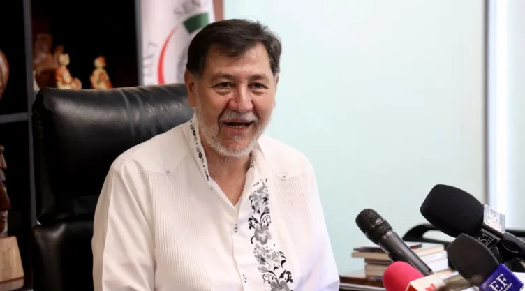 Noroña, senador, hablando frente a medios de comunicación