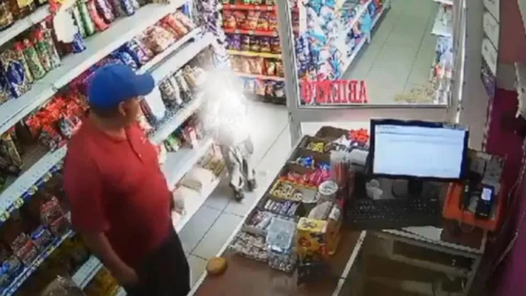¡Indignante! Captan a un hombre golpeando fuertemente a un niño de tres años