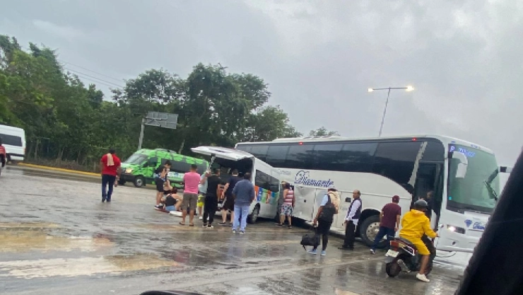 VIDEO_ Fuerte accidente en Playa del Carmen entre van y un autobús; hay tráfico lento.jpg