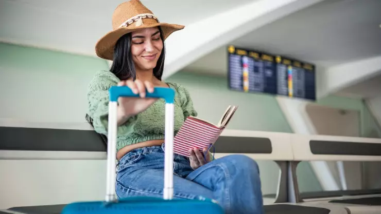Una pasajera espera en la sala de un aeropuerto