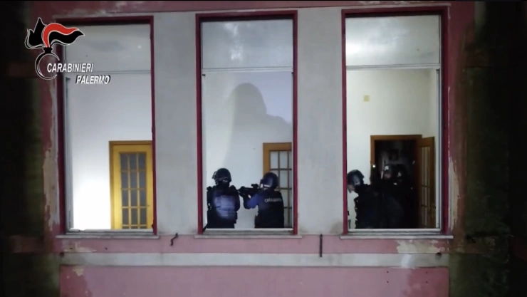 Agentes de los Carabineros italianos realizan arrestos durante un operativo contra la Cosa Nostra en Palermo, Sicilia