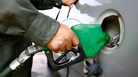 Llenan tanque con gasolina Magna en una estación en México