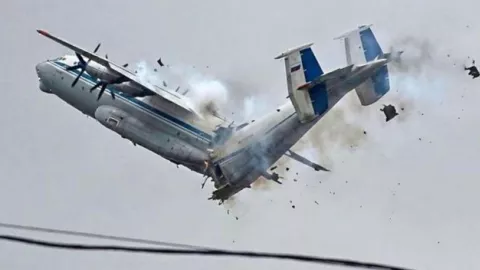 Avión militar ruso se parte a la mitad en el aire; reportan 7 personas muertas