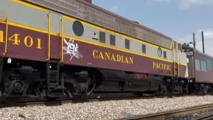 Grafitean vagón de la locomotora ‘La Emperatriz’ en su paso por México