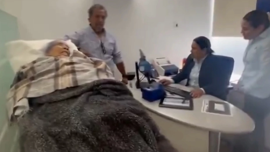 Mujer de 96 años es obligada a presentarse en camilla al banco.
