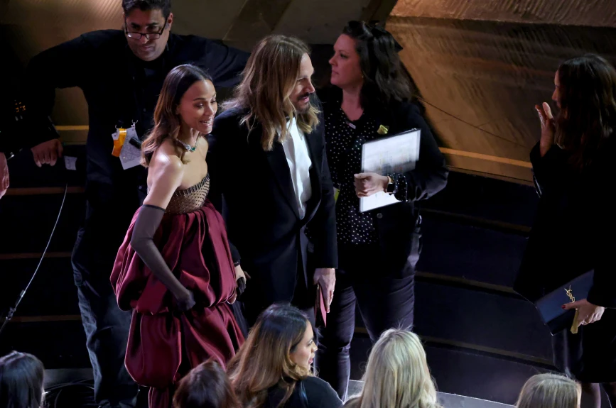Zoe Saldaña y Marco Pereg fueron otras de las parejas que se vieron enamoradas durante la ceremonia de los Oscars 2025. | Foto: Kevin Winter/Getty Images