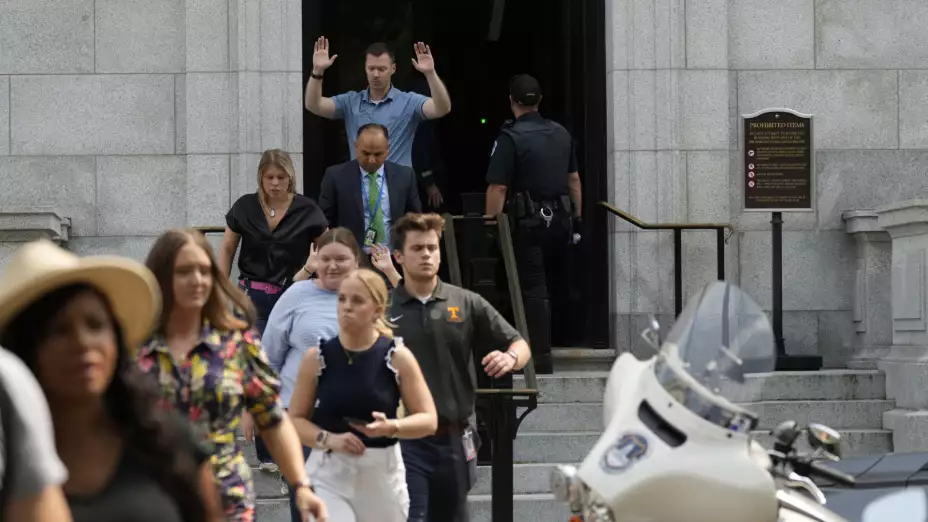 Personas desalojan el Senado de EU tras un reporte de disparos