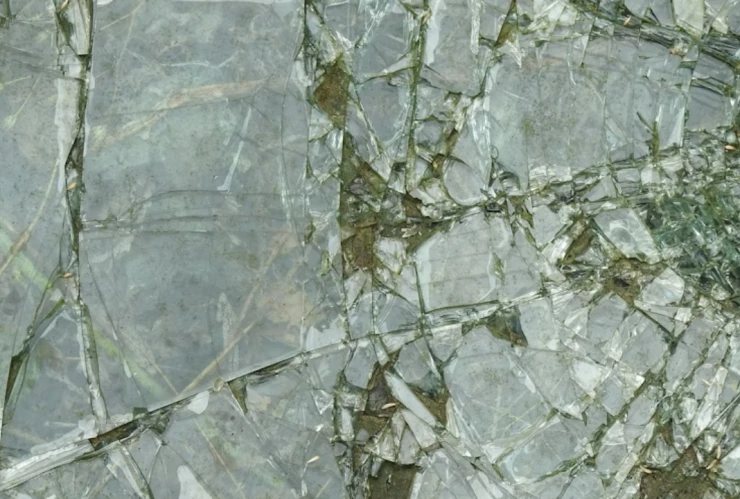 Video: Vidrio cae desde un cuarto piso y golpea brutalmente que tomaba café