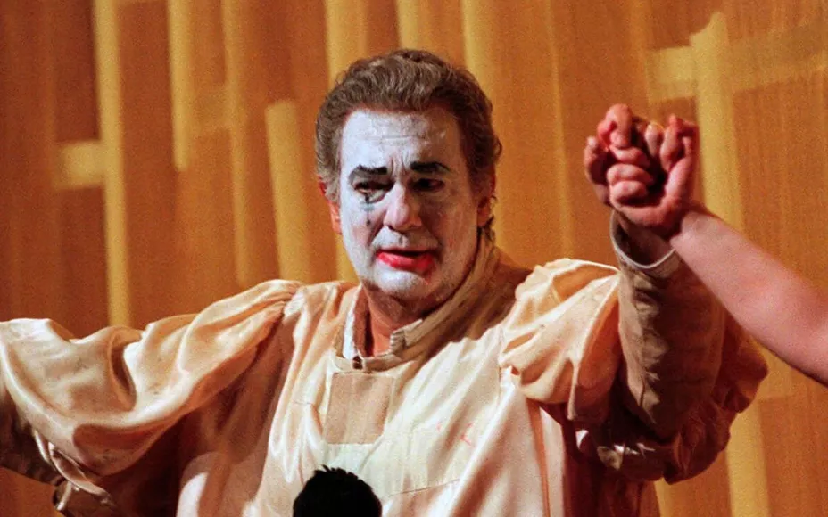 El tenor Plácido Domingo durante una ovación final tras dos óperas de un acto, Cavalleria Rusticana” y “Pagliacci”, en la Ópera Metropolitana de Nueva York el 27 de septiembre de 1999. Imagen: AP