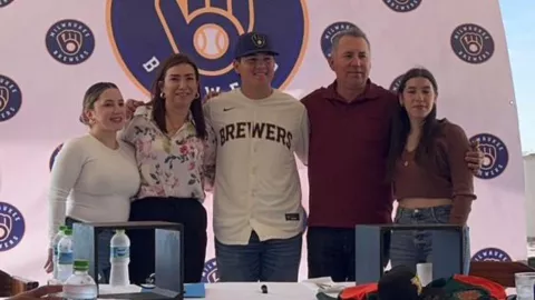 Luis Aguayo firma con los Cerveceros