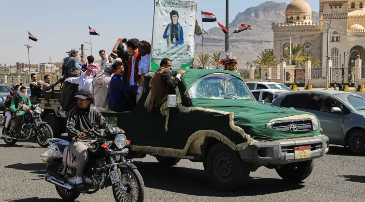 Procesión fúnebre por un miembro de los hutíes caído en Saná, Yemen.