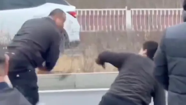 Nadie lo detuvo! Captan en video homicidio tras descubrir presunta infidelidad