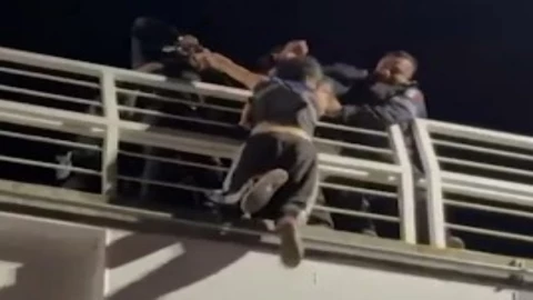 Policías realizan milagroso rescate de un hombre que pretendía lanzarse desde la ciclopista en Puebla