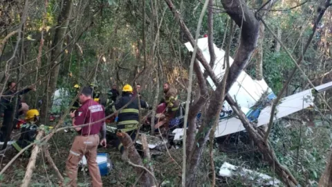 VIDEO Se desploma avioneta en Puerto Vallarta a minutos de despegar