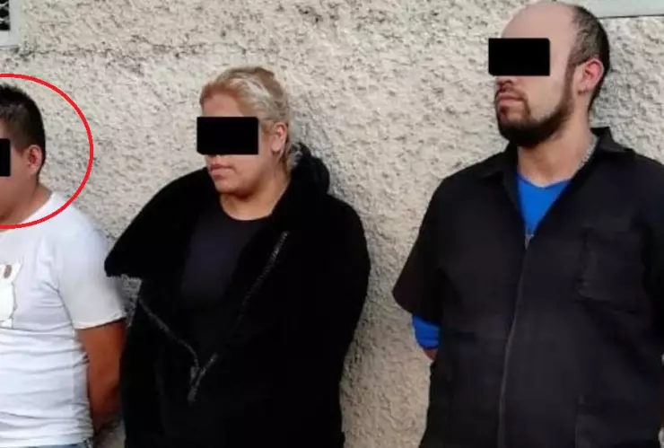 Junto al Chayín fue detenido Luis Ángel “N”, de 32 años de edad, y Adriana “N”, de 33 años, a quienes se les aseguró un arma de fuego y 3 mil pesos en efectivo producto de una extorsión