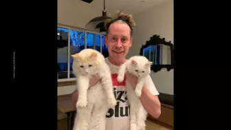 Macaulay Culkin TV Azteca_18.jpg