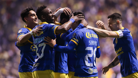 Jugadores del Club América festejan gol de Salvador Reyes