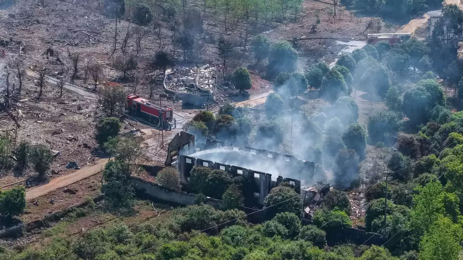 Planta de piroctecnia en ruinas tras una explosión en Guandu, China