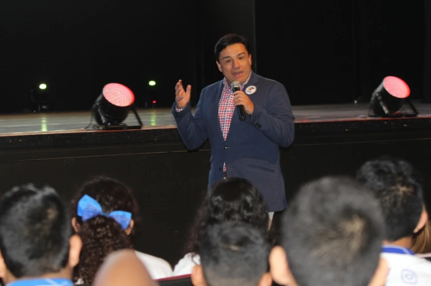 Esteban Macias brindando un mensaje de vida