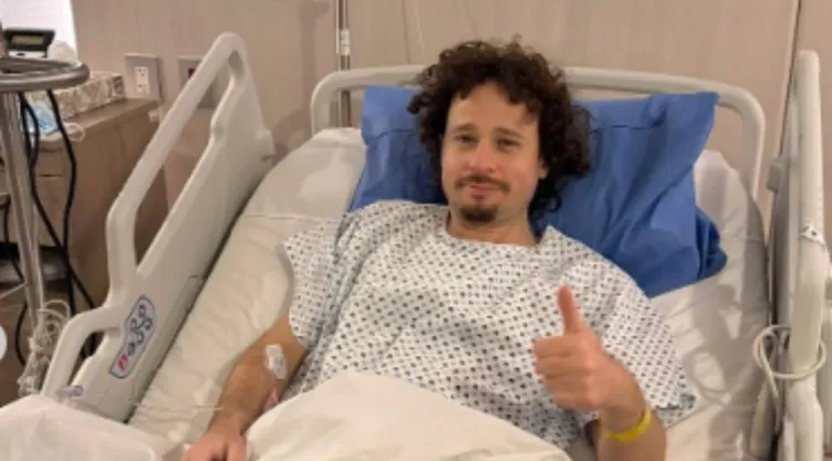 Luisito Comunica “se burla” de los ejercicios que le mandaron para recuperar movilidad de su espalda (VIDEO)