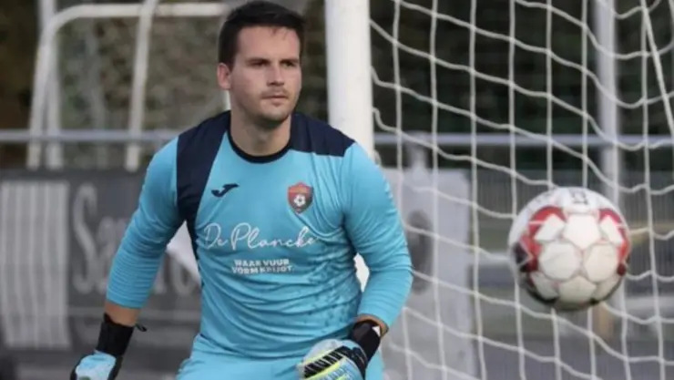 Portero Arne Espeel muere tras parar un penalti.