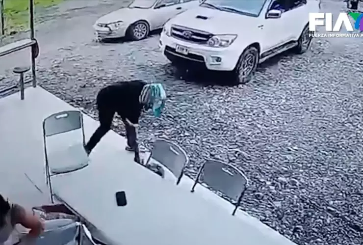 VIDEO: Asesinan a un joven por la espalda mientras comía en Costa Rica