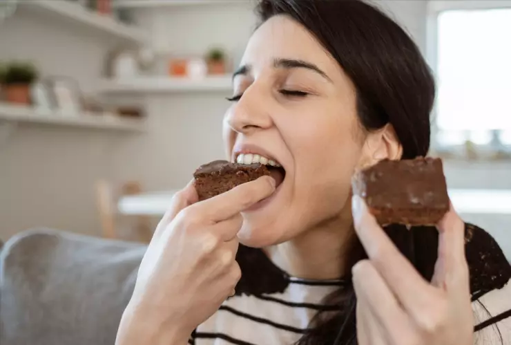 La razón por las que mujeres comen más dulces durante su periodo