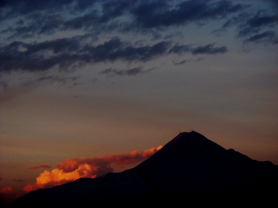 Volcán de Colima lanza material incandescente