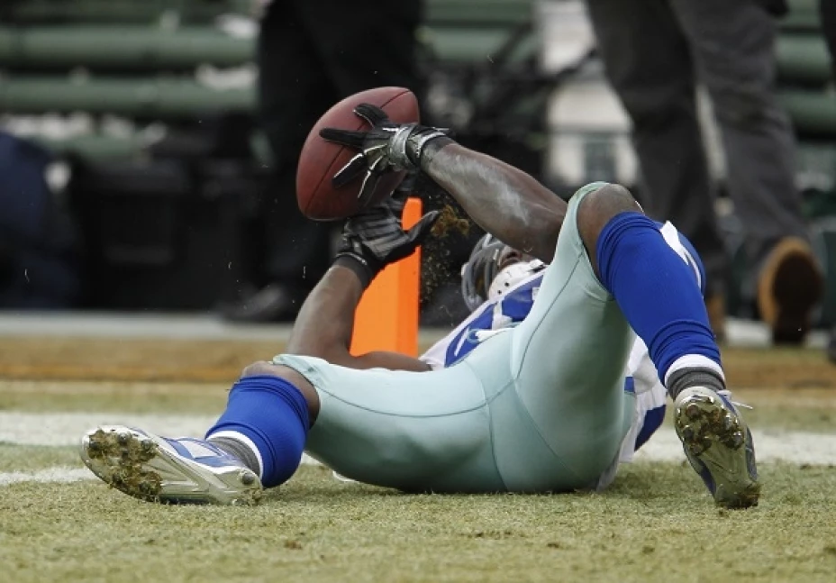 Dez Bryant (88) de los Cowboys de Dallas atrapa el balón durante el segundo tiempo del partido contra los Packers de Green Bay